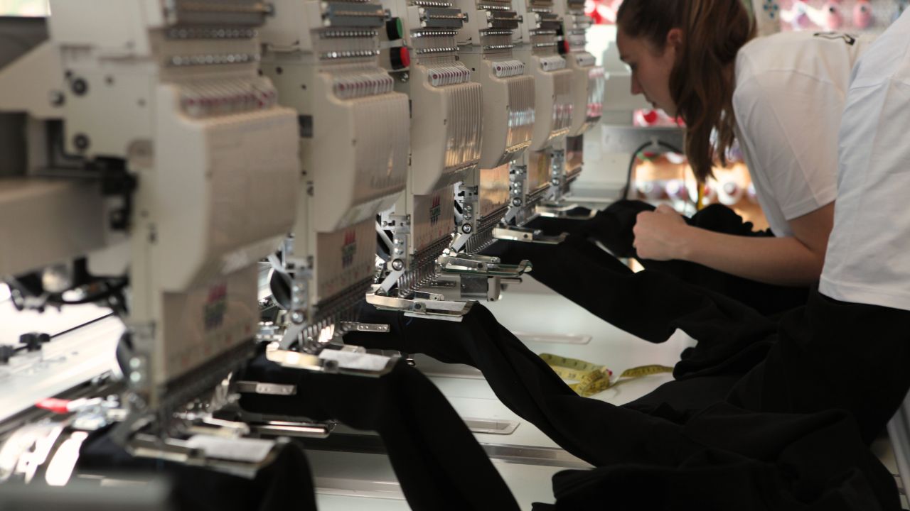 Impressionen aus der Stickerei der Druckstoff Textildruck GmbH in Hamburg