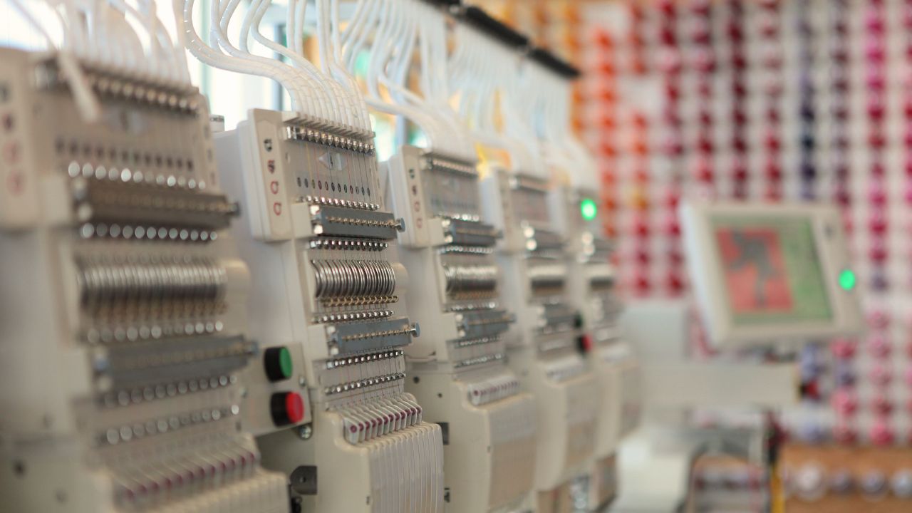 Impressionen aus der Stickerei der Druckstoff Textildruck GmbH in Hamburg