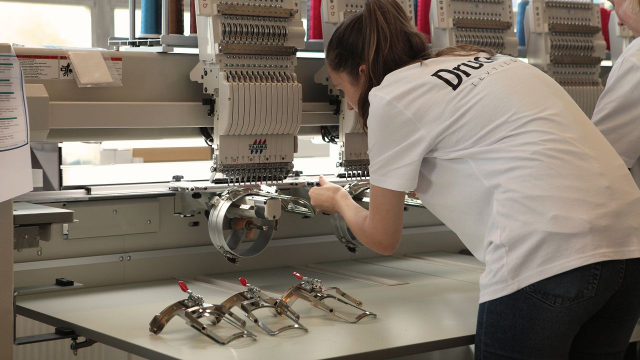 Impressionen aus der Stickerei der Druckstoff Textildruck GmbH in Hamburg