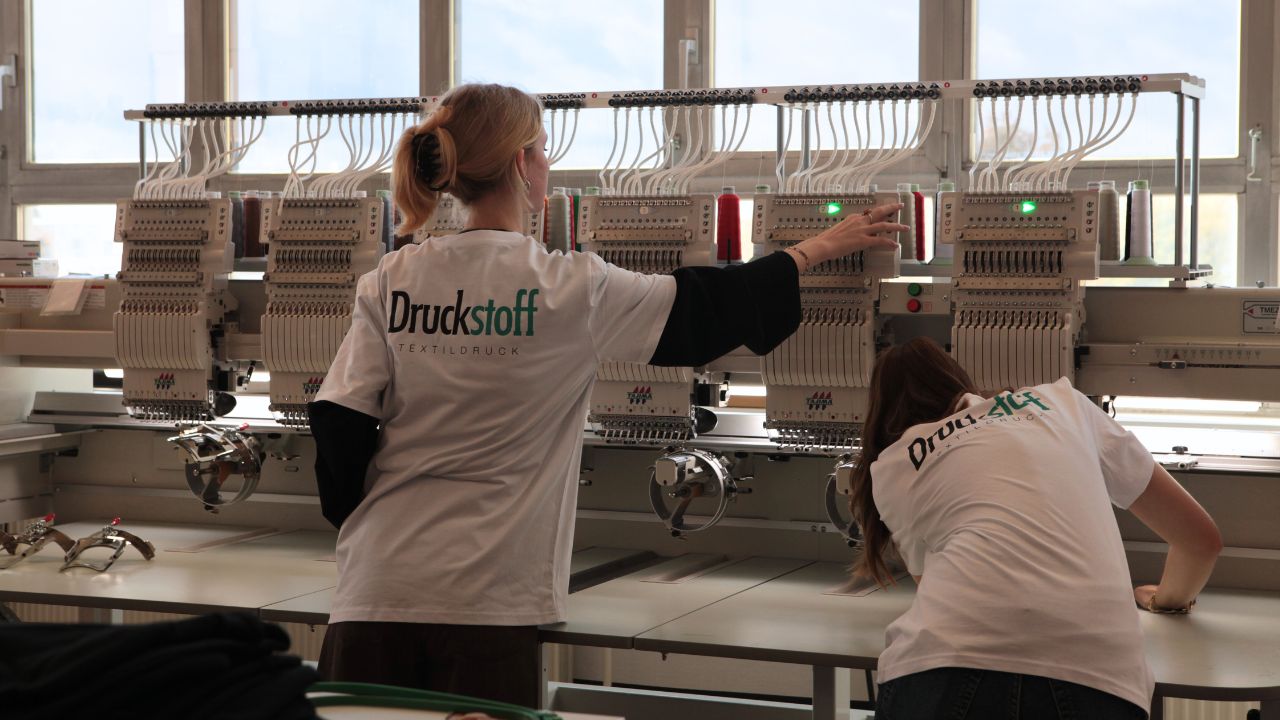 Impressionen aus der Stickerei der Druckstoff Textildruck GmbH in Hamburg