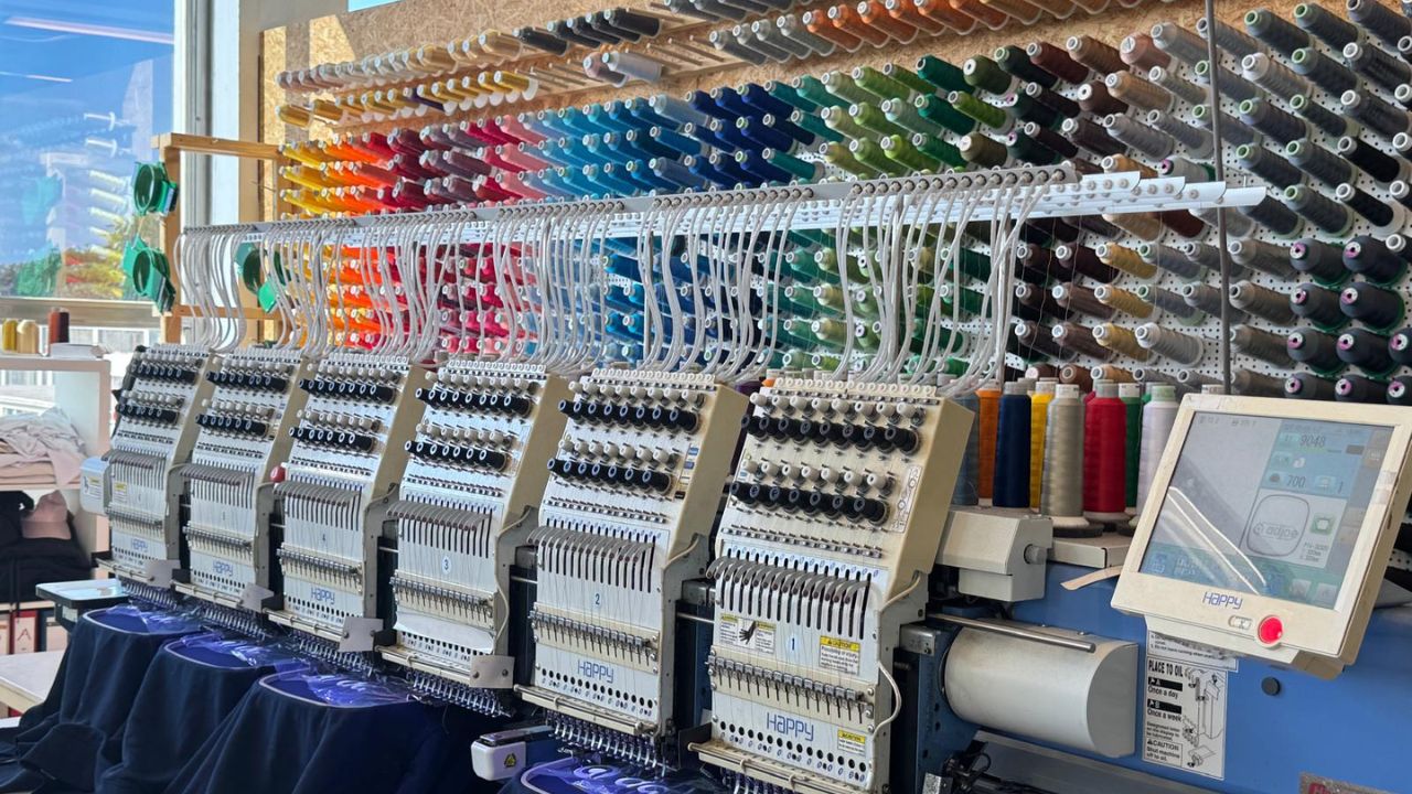 Impressionen aus der Stickerei der Druckstoff Textildruck GmbH in Hamburg