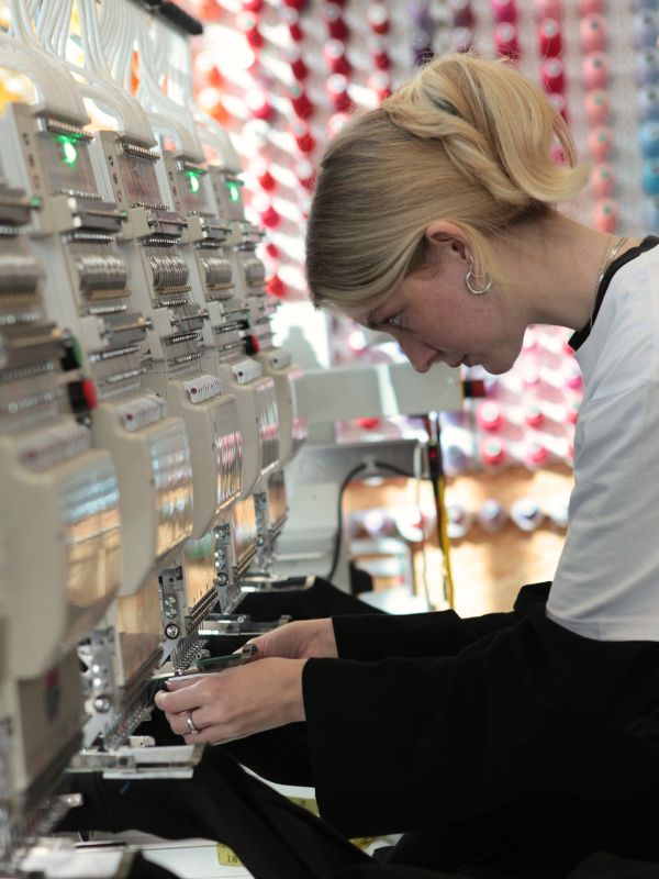 Vorteile von Stickerei-Arbeiten durch Druckstoff Textildruck in Hamburg